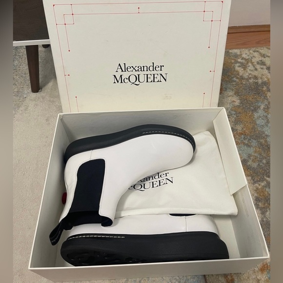 Men’s Size 10.5 (Euro Sz 43.5) Alexander McQueen Platform Leather Chelsea Boots - Picture 17 of 17